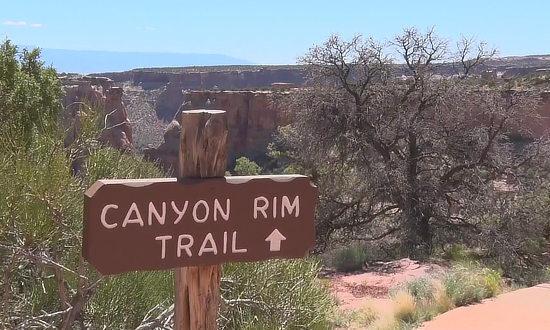 Trailhead of Canyon Rim Trail