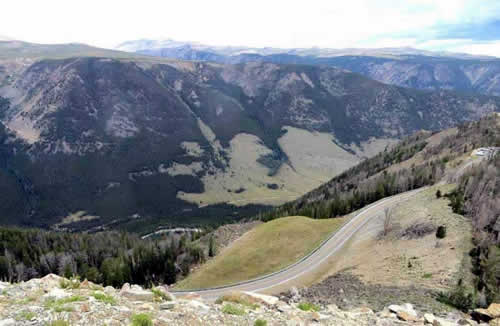Gentle curves along the Beartooth Scenic Highway