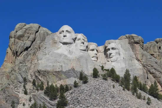 Stone figures of George Washington, Thomas Jefferson, Theodore Roosevelt and Abraham Lincoln carved in the rock on Mount Rushmore